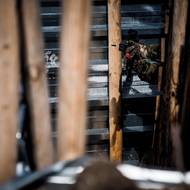 Postup při obsazování okopů musí být pomalý a precizní.