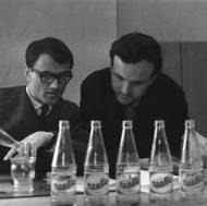 Nealkoholická vinárna U Pavouka, na fotografii z let 1966 až 1968 jsou Jiří Šebánek a Zdeněk Svěrák.