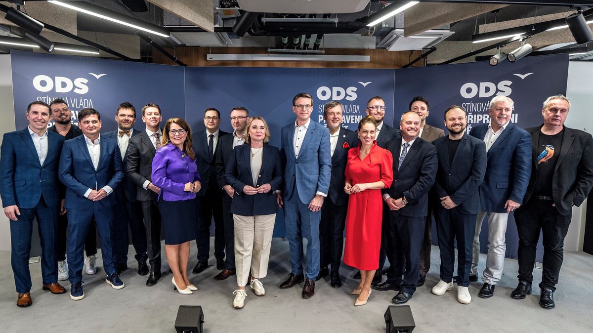 Jedna vláda a dva stíny. Opozice má rozpačitý začátek