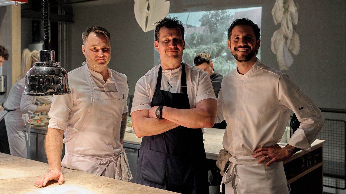 Zelí, koprovka a vnitřnosti. Tři michelinští kuchaři spojili síly v jedné kuchyni