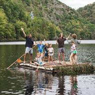 Na fotografii z filmu Nečekané léto, který od uplynulého čtvrtka promítají kina, je vlevo Jordan Haj jako Petr.