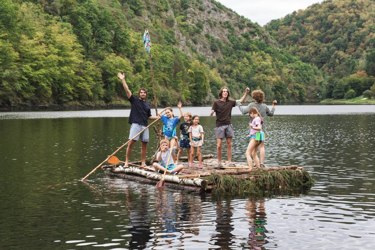 Na fotografii z filmu Nečekané léto, který od uplynulého čtvrtka promítají kina, je vlevo Jordan Haj jako Petr.