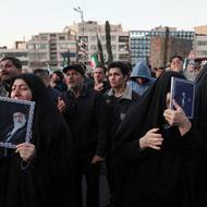 Íránci v Teheránu drží portréty muže, jenž režim ajatolláhů vedl od roku 1989.