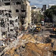 Následky íránského raketového útoku v Tel Avivu. (1. března)