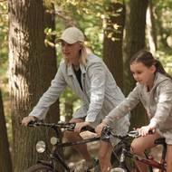 Vlevo je Barbora Poláková jako Denisa.