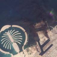 Satelitní snímek přístavu Jebel Ali poté, co jedno z kotvišť zachvátil požár způsobený troskami zachycené rakety. (Dubaj, Spojené arabské emiráty, 1. března)