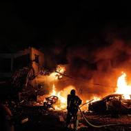 Požár automobilu na místě dopadu íránského projektilu. (Tel Aviv, 28. února)