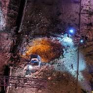 V neděli zahynulo devět lidí, včetně čtyř mladistvých, a přes dalších 40 utrpělo zranění ve městě Bejt Šemeš západně od Jeruzaléma. Íránská balistická střela s 500kilogramovou hlavicí přímo zasáhla synagogu a kryt pod ní. Izraelská armáda zahájila vyšetřování, proč se jí raketu nepodařilo sestřelit. (Záchranáři pracují na místě íránského raketového útoku na silnici v Jeruzalémě, 1. března.)