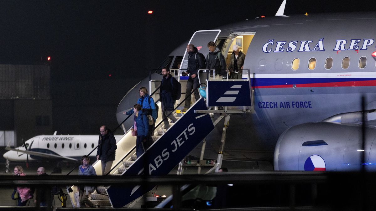 „Máme tam dvanáctiletého syna, letěl sám.“ První vládní speciál dosedl v Praze