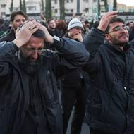 Muži reagující na Chameneího smrt v Teheránu v Íránu.