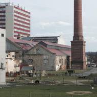 Pečlivě komponované snímky odhalují vztah mezi historií, politikou a prostředím, ve kterém žijeme.