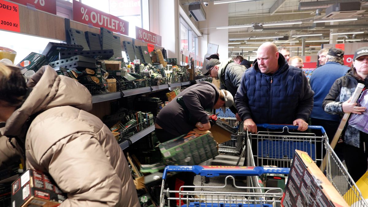 „Někdo se chce i rvát.“ Na slevovou prodejnu lidé čekali už od noci