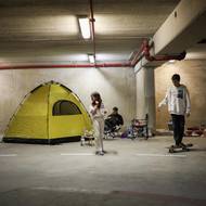 Děti si hrají na podzemním parkovišti. (Haifa, 1. března)