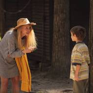 Vlevo je Linda Rybová v roli Petráskové.