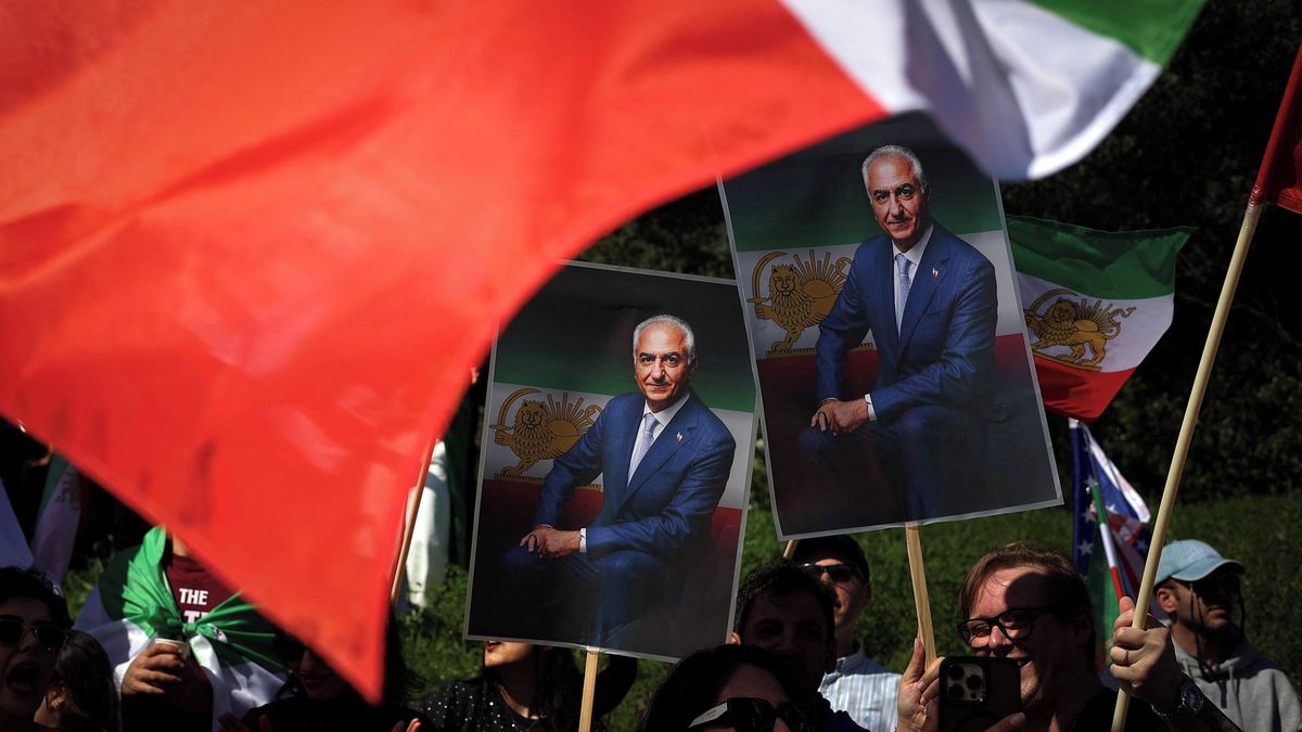 Pahlaví se z exilu hlásí o moc. Podporují ho USA, Íránci ovšem mají výhrady