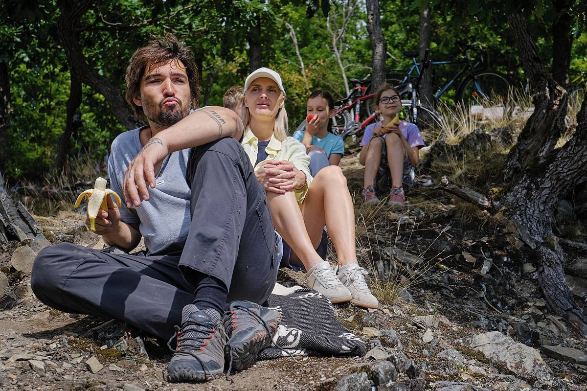 Jordan Haj v roli Petra a Barbora Poláková jako Denisa.