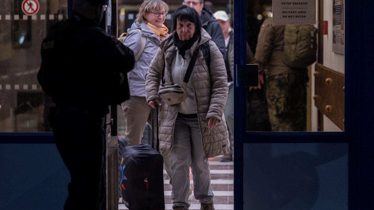 Obrazem: v Praze přistál první repatriační let