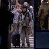 Kromě armádních speciálů se Češi evakuují z regionu také pomocí letadel dopravce Smartwings s klienty cestovních kanceláří. První stroj s kapacitou zhruba 200 lidí dovezl Čechy do Prahy z Ománu v noci na úterý.