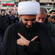 Muž při shromáždění lidí na náměstí Enghelab  v Teheránu.