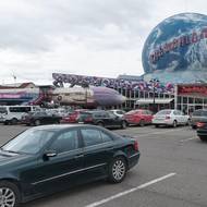 Rozsáhlý fotografický projekt vznikající napříč celou republikou vypráví o tom, jak se společnost vyrovnává s relikty socialismu a současně čelí pokračující, nejisté transformaci.