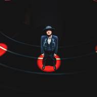 Čtyřicetičlenný ansámbl režisér složil z výrazných osobností české hudební i divadelní scény.