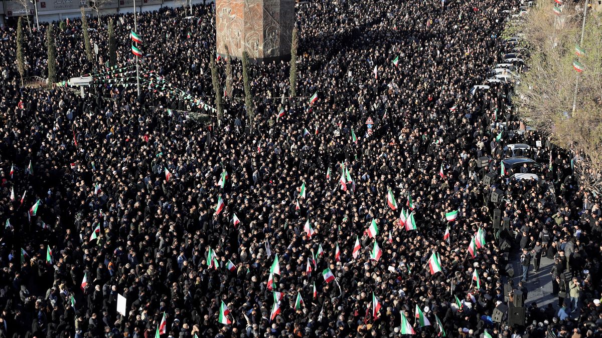 Tisíce Íránců vyšly do ulic a truchlí po Chameneího smrti