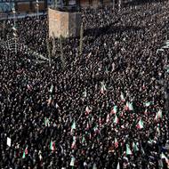 Tisíce lidí vyšlo do ulic, aby truchlili po smrti nejvyššího íránského vůdce ajatolláha Alího Chameneího, který byl v sobotu zabit při izraelském a americkém útoku v Teheránu v Íránu.