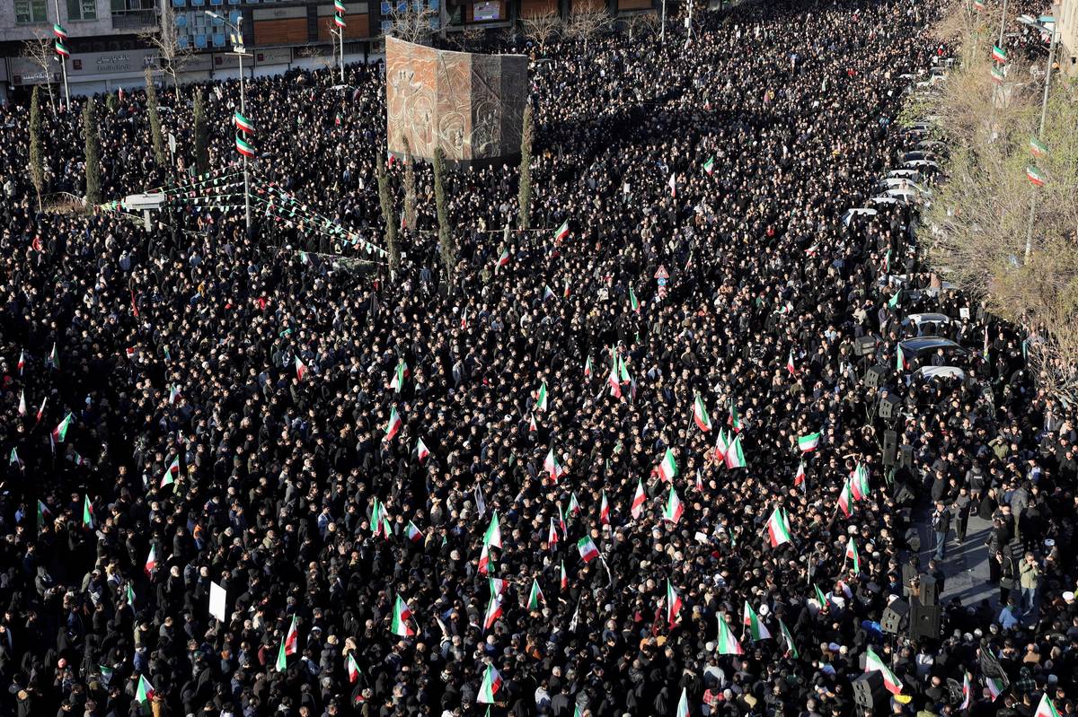 Tisíce lidí vyšlo do ulic, aby truchlili po smrti nejvyššího íránského vůdce ajatolláha Alího Chameneího, který byl v sobotu zabit při izraelském a americkém útoku v Teheránu v Íránu.