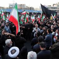 Lidé na shromáždění na teheránském náměstí Enghelab.