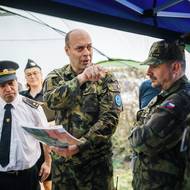 Za myšlenkou propojit civilní know-how s armádou a integrovaným záchranným systémem stojí Vladimír Rajchart (uprostřed), sám radioamatér a příslušník aktivní zálohy.