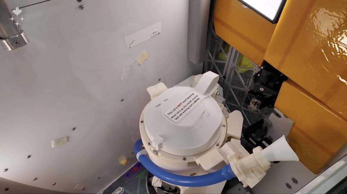 Video: Astronauti cestou k Měsíci řešili problém s toaletou. Pomohl Houston