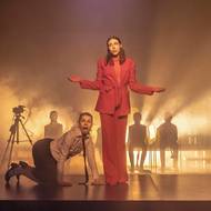 Na jevišti se představují i dětské sbory. Náročné téma se umělci pokusili pojmout s humorem.