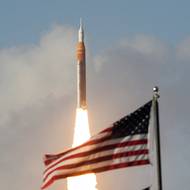 „Letíme za celé lidstvo,“ prohlásil kapitán Wiseman těsně před startem. Pokud vše půjde dobře, dostanou se dále od Země, než jakýkoli člověk před nimi, a to zhruba 406 tisíc kilometrů od planety. Dosavadní rekord (399 tisíc kilometrů) drží posádka mise Apollo 13, která v roce 1970 kvůli technickým potížím nepřistála na Měsíci podle plánu, ale pouze ho obletěla.