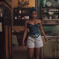 Charithra Chandran jako Miss Wednesday.