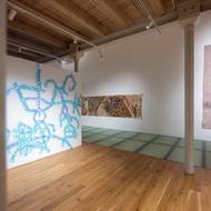 Vlevo na zdi lze zahlédnout část práce Stacha Szumského a Tosi Kiliś, vytvořené přímo na místě.