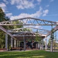 Žitný mlýn Boršov dnes. Zachovná konstrukce bývalé garáže slouží jako odpočinkový galerijní prostor. 