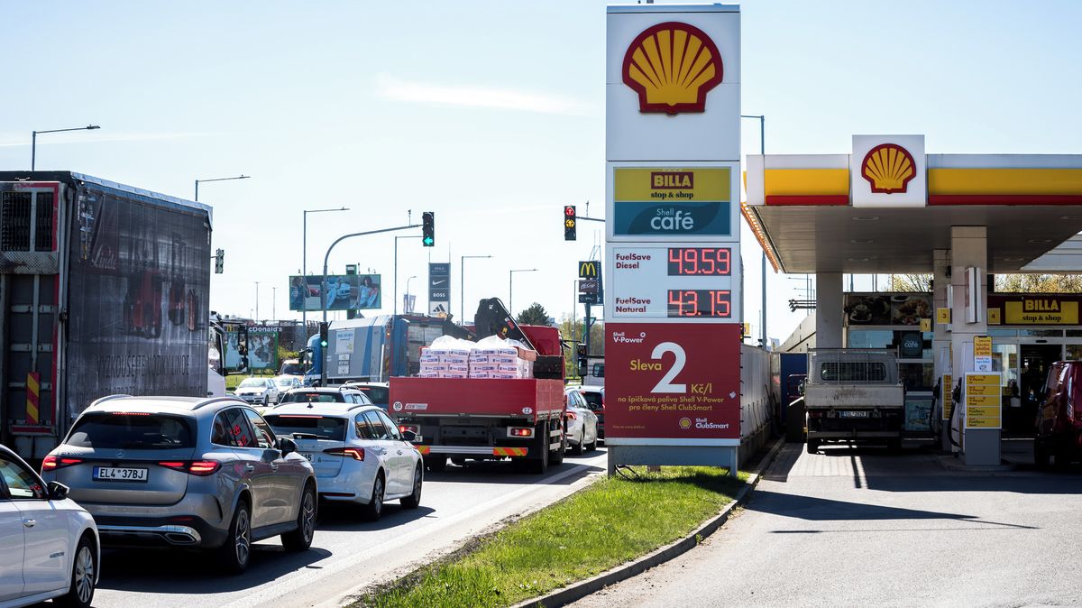 Maximální ceny paliv určené státem v úterý klesnou