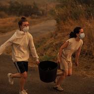 Rok 2025 byl v Evropě rekordním rokem, co se týče lesních požárů. Během nejhorší sezóny požárů ve Španělsku za posledních zhruba třicet let shořelo v Galicii více než 200 tisíc hektarů. 
(Hašení lesního požáru v Carballeda de Avia v Galicii, vyfoceno 17. srpna 2025.)