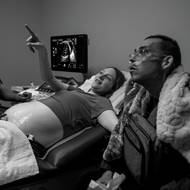 Dalším oceněným v kategorii Příběhy se stal Jahi Chikwendiu z The Washington Post. Svoji sérii nazval Tannerova píseň a zachytil příběh Shay a Tannera Martinových. (Budoucí rodiče si během prenatální prohlídky prohlížejí ultrazvukové snímky své dcery. Provo, Utah, 15. dubna 2025.)