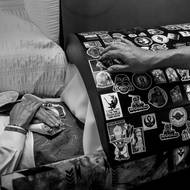 Tannerovu rakev pokryly samolepky s motivy Hvězdných válek, které tam nalepili jeho příbuzní a přátelé. Muž zemřel ve věku 30 let. (American Fork, Utah, 3. července 2025)