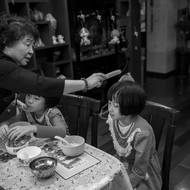 Šeng Chaj-lin patří mezi mnoho rodičů, kteří přišli o potomka narozeného v době čínské politiky jednoho dítěte. (Šeng Chaj-lin češe dcery před odchodem do školy. Jak dívky rostly, matka čelila stále většímu náporu, jak zvládat jejich každodenní potřeby a zároveň se vyrovnávat s vlastními ubývajícími fyzickými silami. 21. května 2018.)