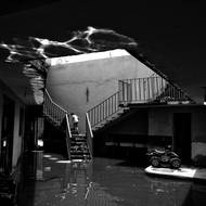 Dítě běží do druhého patra částečně zaplaveného domu. Povodně v roce 2024 postihly 7000 obyvatel Mexika. Vyfoceno  (Chalco, 19. srpna 2024)