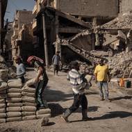 Dělníci vedle zničených budov připravují cement na staveniště. Dajr az-Zaur, 21. srpna 2025.