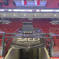 V aréně musí být rozmístěná čidla pro laser rolby a taky satelity, díky kterým se dá řídit poloha stroje.