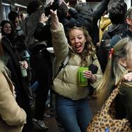 Magyarovu výhru slavili i lidé v budapešťském metru.