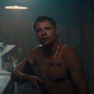 Toby Wallace jako Wayne.