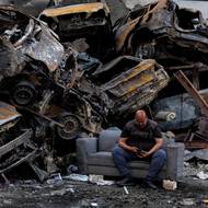 Podle středečních údajů libanonského ministerstva zdravotnictví zahynulo od 2. března při izraelských úderech nejméně 2167 lidí a dalších více než 7000 lidí bylo zraněno. (43letý Mohamed El Junayd sedí vedle hromady poškozených aut na místě izraelského útoku, který přežil a k němuž došlo 8. dubna v čtvrti Corniche al-Mazraa v Bejrútu, 13. dubna 2026.)