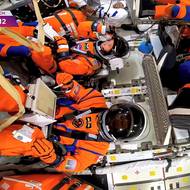 A to už je posádka přímo v lodi Orion. Na její palubě astronauti stráví deset dní, během kterých obletí Měsíc ve vzdálenosti asi 7400 kilometrů. Prvních 24 hodin ale stráví na oběžné dráze Země. Jakmile se potvrdí, že vše funguje, jak má, dostanou povolení vydat se k Měsíci.