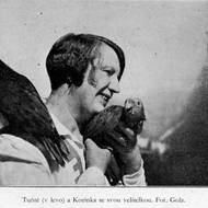 Paní Jandová s papoušky.