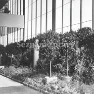 Památník v roce 1934 – zeleň s bustou Tomáše Bati v přízemí naproti vchodu. 